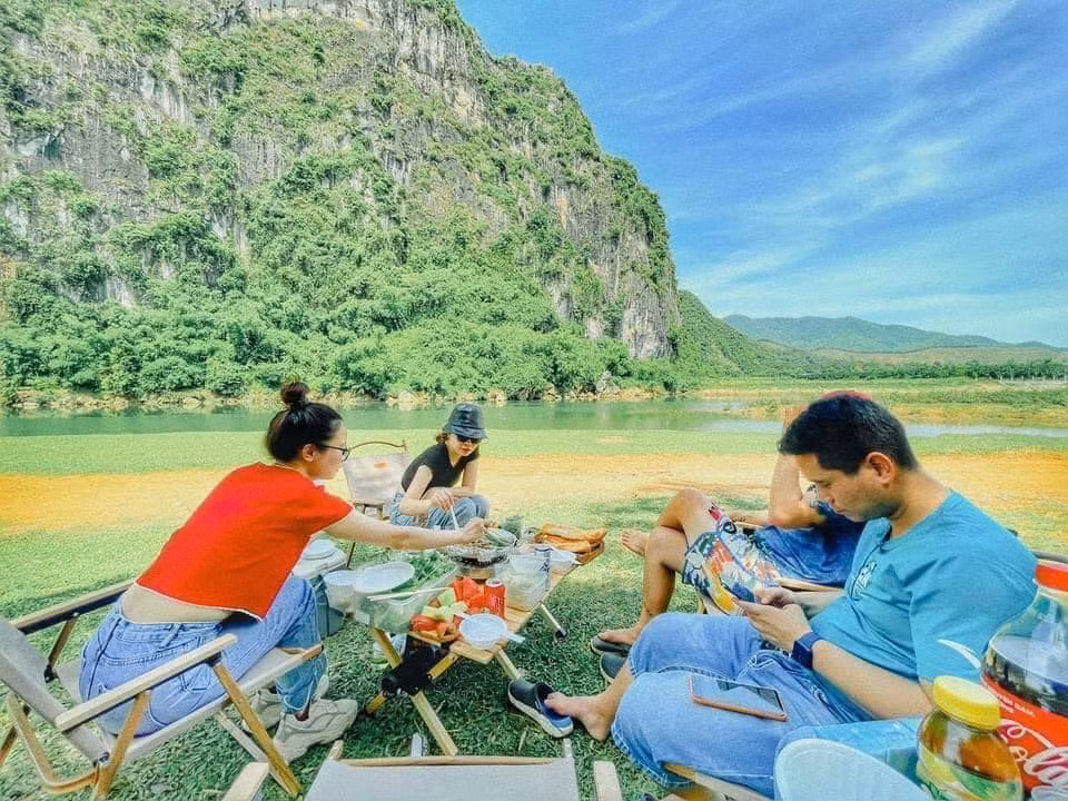 Đường vào suối rất dễ đi cách đường chính khoảng 1km, ô tô có thể vào tận ven sông. Điểm được yêu thích, dùng để cắm trại chính là đoạn sông thuộc thôn Nà Bờ, xã Sào Báy, huyện Kim Bôi tỉnh Hòa Bình. Ảnh: Nguyễn Hồng Thu Trang