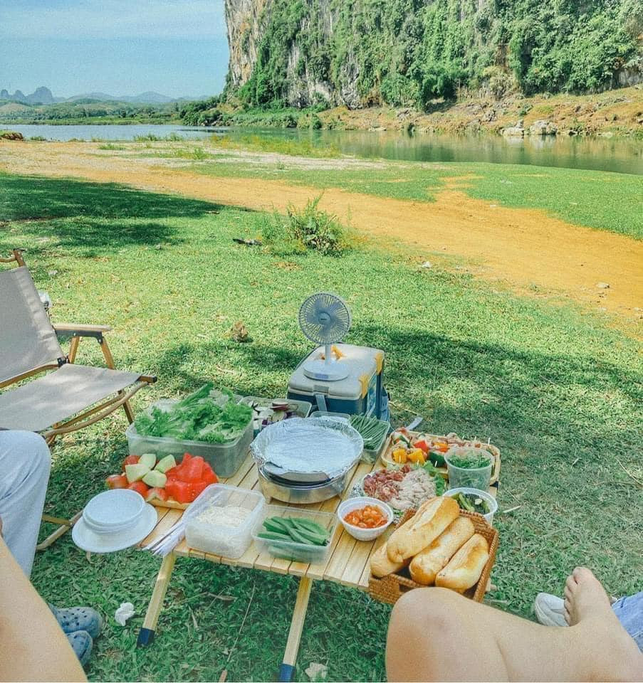 Tuy vậy điểm này chỉ nên chơi trong ngày là phù hợp nhất. Nếu muốn cắm trại ở qua đêm phải tìm bãi cỏ, không được cắm ở bãi sỏi hay gần suối và chuẩn bị đồ thật đầy đủ để có trải nghiệm tốt nhất. Ảnh: Nguyễn Hồng Thu Trang