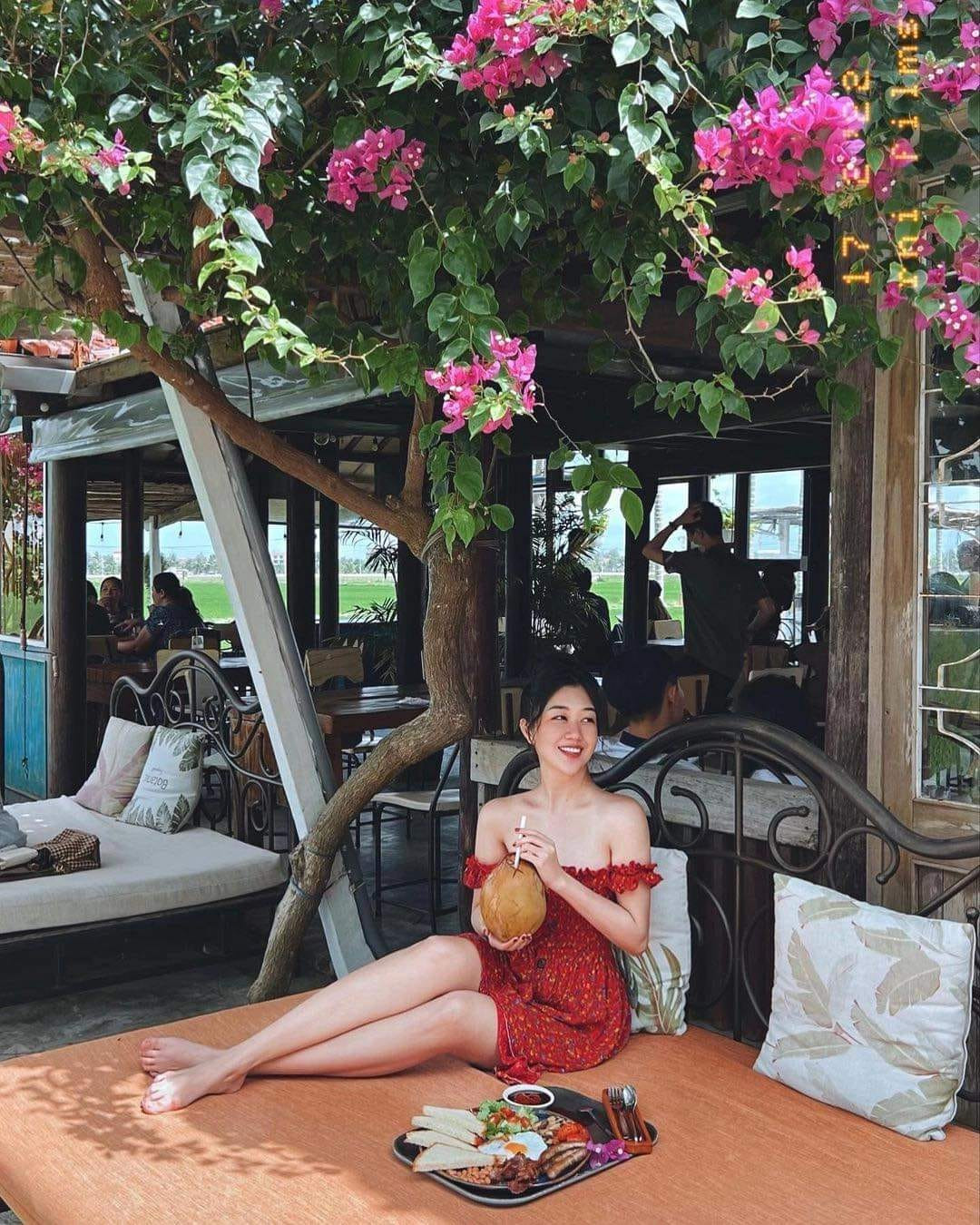 Dù có lợi thế về nhan sắc, 9x không chọn tham gia thêm cuộc thi sắc đẹp nào hay dấn thân vào nghệ thuật, mà chọn ngành hàng không để gắn bó.