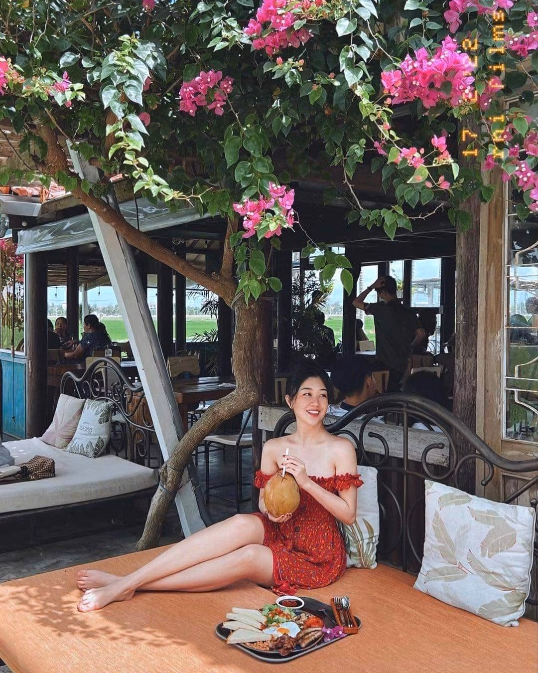 Dù có lợi thế về nhan sắc, 9x không chọn tham gia thêm cuộc thi sắc đẹp nào hay dấn thân vào nghệ thuật, mà chọn ngành hàng không để gắn bó.