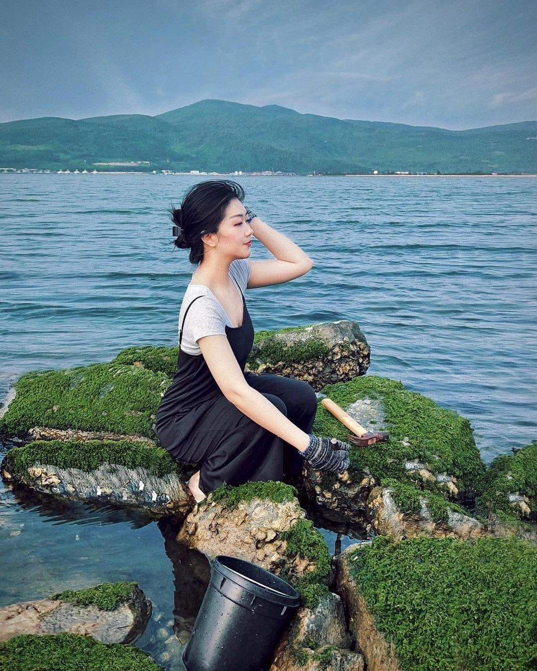 Tôn Nữ Nam Phương đã có 10 năm làm việc trong ngành hàng không. Cô nàng sở hữu nhan sắc cuốn hút, xinh đẹp.