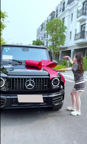 Cho đến mới đây, em gái nữ đại gia quận 7 đã lên tiếng. Cô cho biết sau khi nhận món quà, vợ chồng cô đã trả lại toàn bộ số tiền mua xe cho Đoàn Di Băng vì trước đó, nữ doanh nhân đã tặng vợ chồng cô nhiều món đồ giá trị khác.