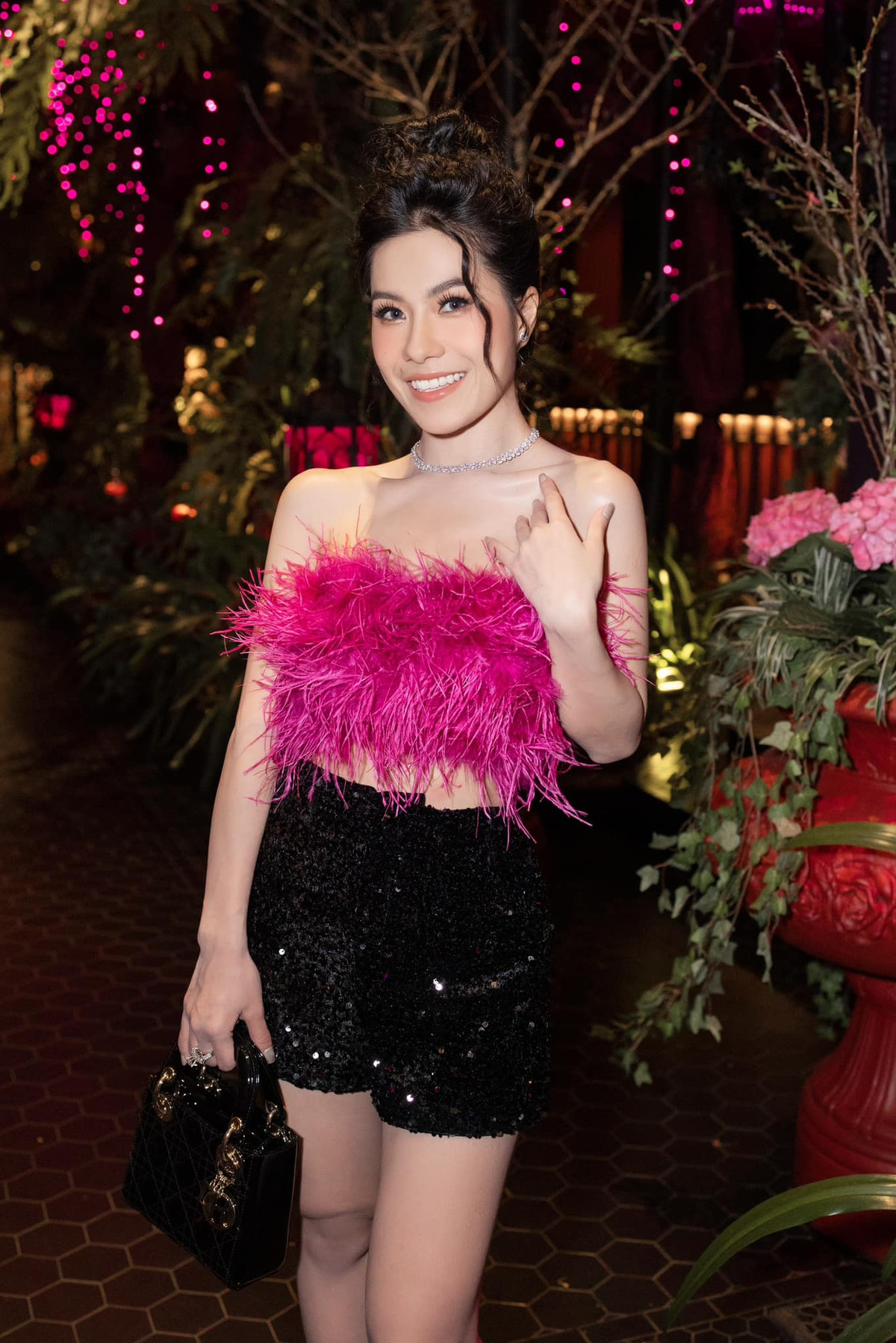 Bên cạnh công việc kinh doanh trong lĩnh vực thời trang, cô đang là một trong những hot mom nhận được nhiều chú ý trên mạng xã hội.