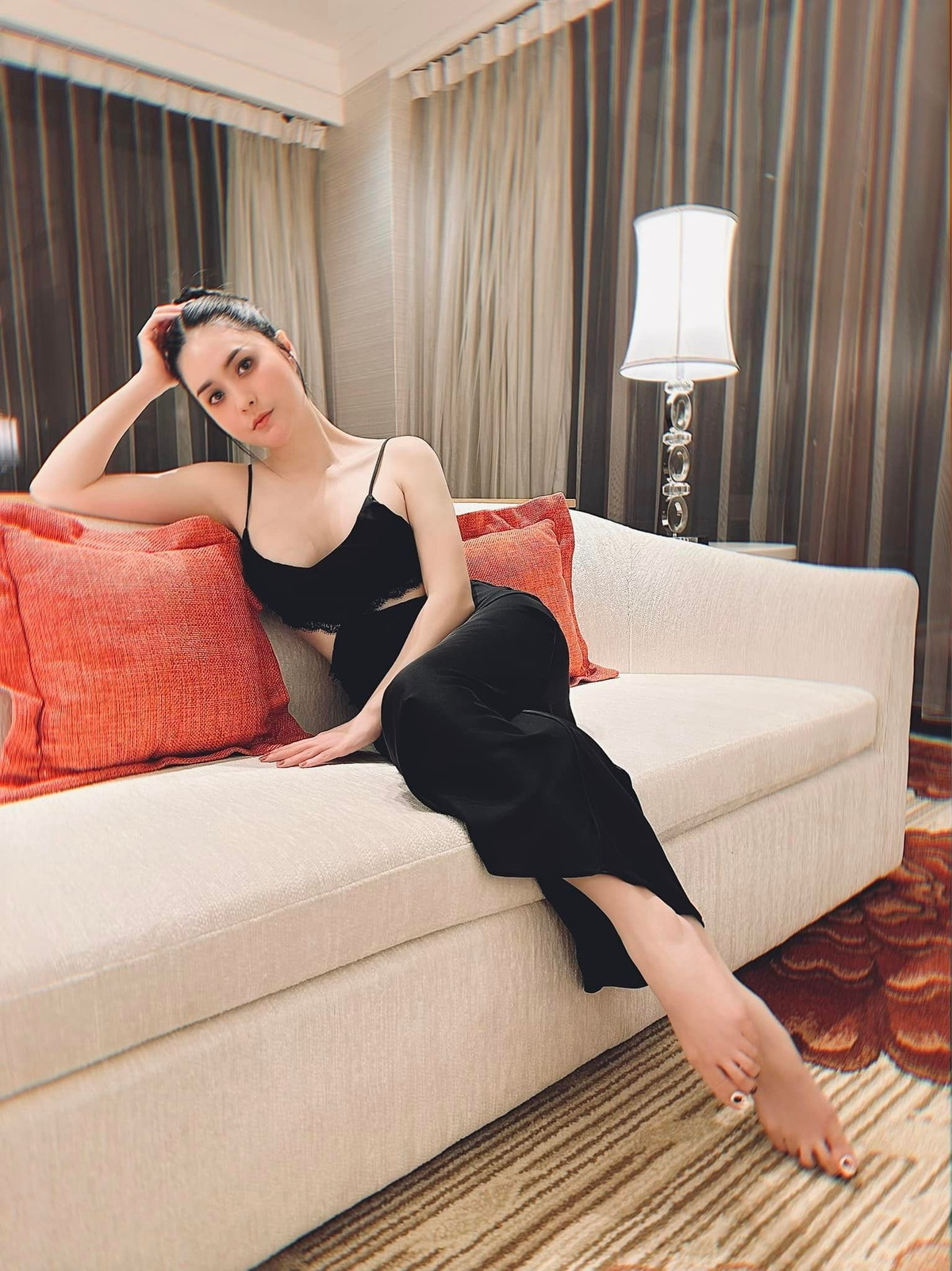 Mới đây nhất, "nữ đại gia quận 7" tiết lộ đã tặng cô em gái Sisi Grass (Thanh Thảo) chiếc xe Mercedes G63 mới tinh khiến nhiều người trầm trồ bởi độ chịu chơi của cô.