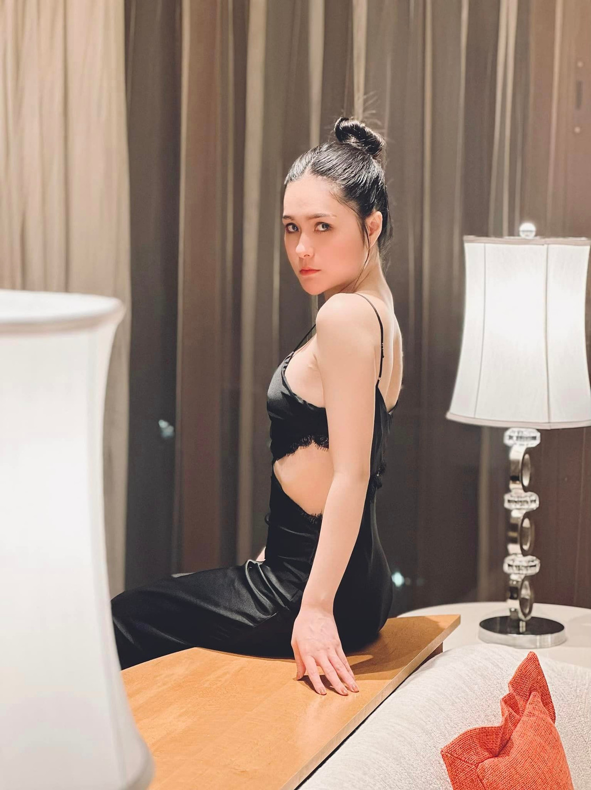 Với khối tài sản lớn, Đoàn Di Băng từng khiến nhiều người ngưỡng mộ với những pha "chi tiền" sắm sửa, tặng đồ hiệu đắt tiền cho bạn bè và người thân.