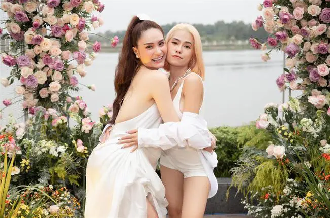 Trước đó, em gái nữ đại gia đăng tải dòng trạng thái chia sẻ về chuyện hiếm muộn suốt 6 năm kể từ thời điểm sinh con đầu lòng, xế hộp 10 tỷ chính là món quà mà chị gái tặng để an ủi.