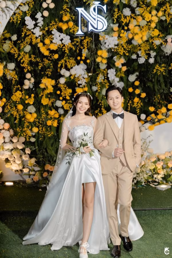 "Cô dâu 100 tỷ" gây ấn tượng với vóc dáng cân đối, mảnh mai, cao ráo cùng loạt váy áo điệu đà, chuẩn tiểu thư ngoài đời.