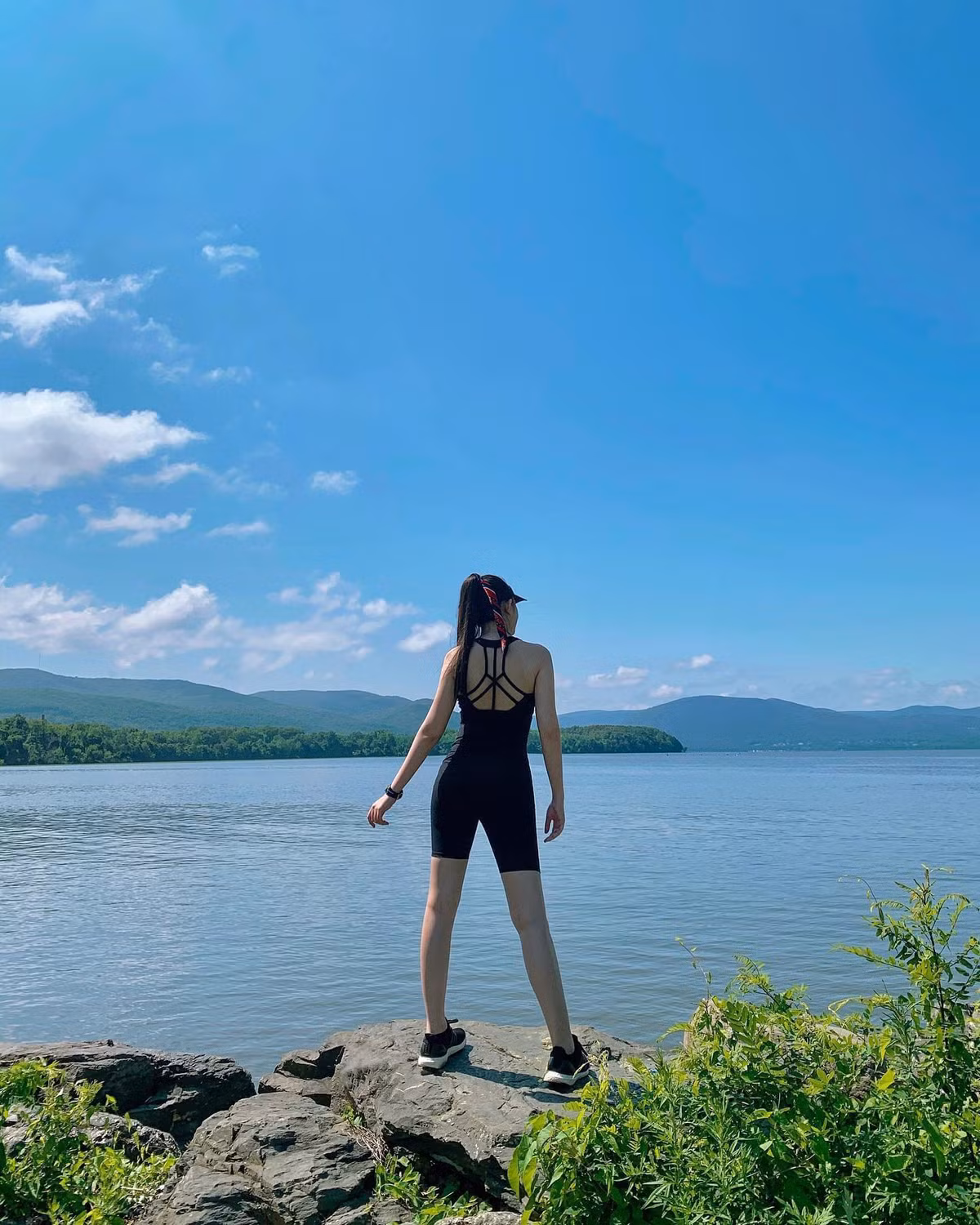 Tuyết Nhi là một cô gái cởi mở. Cô nàng thoải mái chia sẻ về đám cưới “triệu đô” của mình và xem đó là dấu mốc đáng nhớ của cuộc đời.