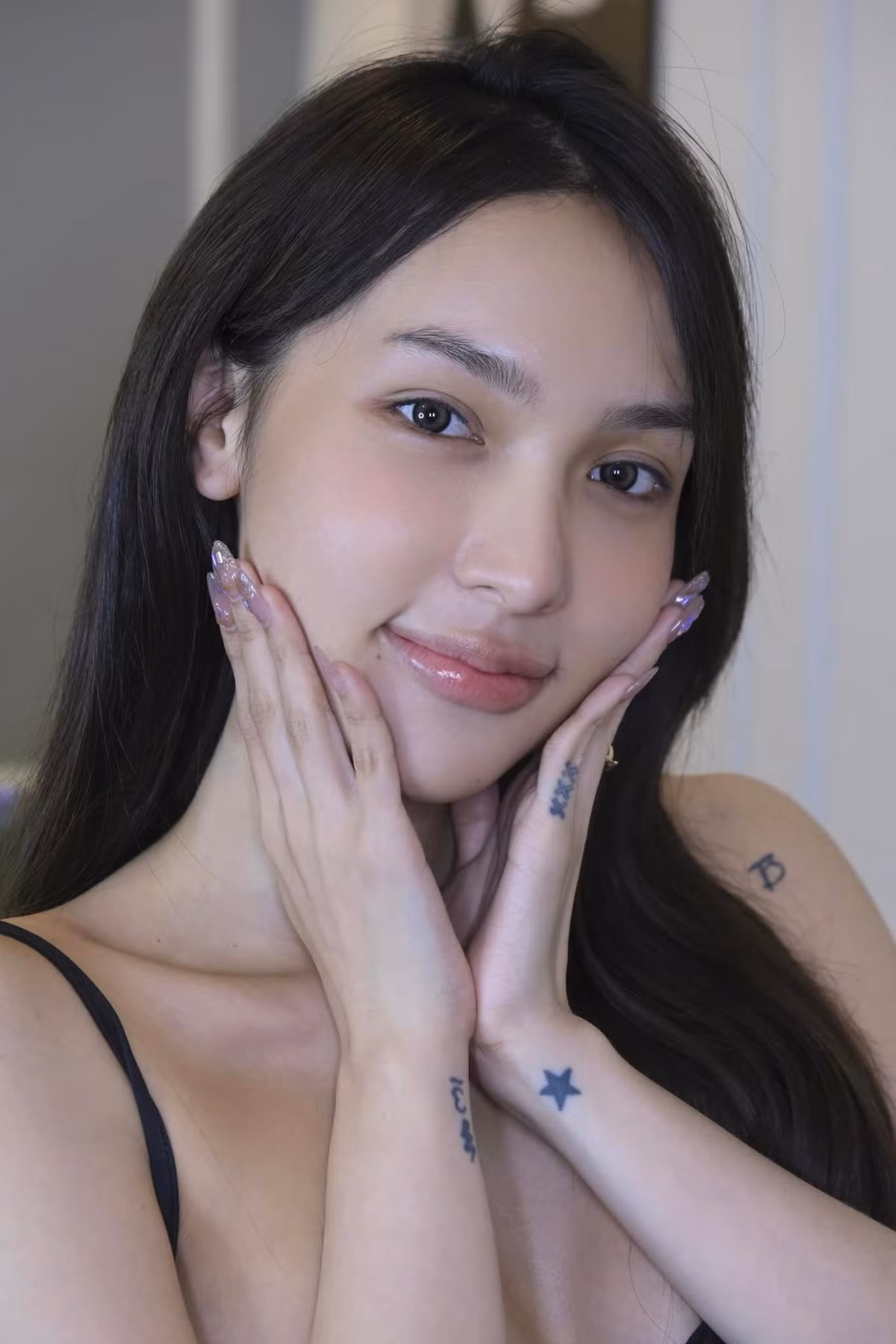 Cô thu hút sự chú ý nhờ gương mặt đẹp và đường cong đầy mê hoặc.