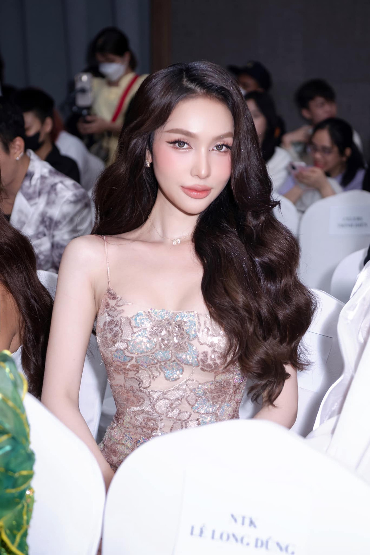 Mym Trần, tên thật là Trần Khởi Minh là hot girl chuyển giới nổi tiếng MXH. Cô nàng còn khiến bao chàng trai xao xuyến bởi sở hữu nhan sắc xinh đẹp, gợi cảm.