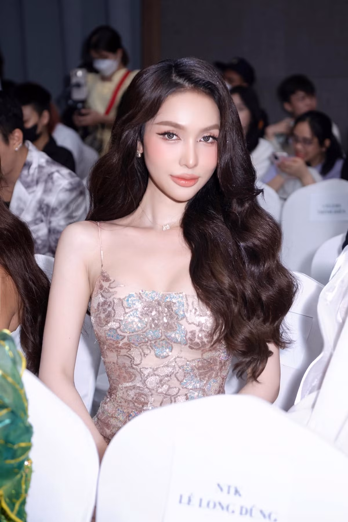 Mym Trần, tên thật là Trần Khởi Minh là hot girl chuyển giới nổi tiếng MXH. Cô nàng còn khiến bao chàng trai xao xuyến bởi sở hữu nhan sắc xinh đẹp, gợi cảm.