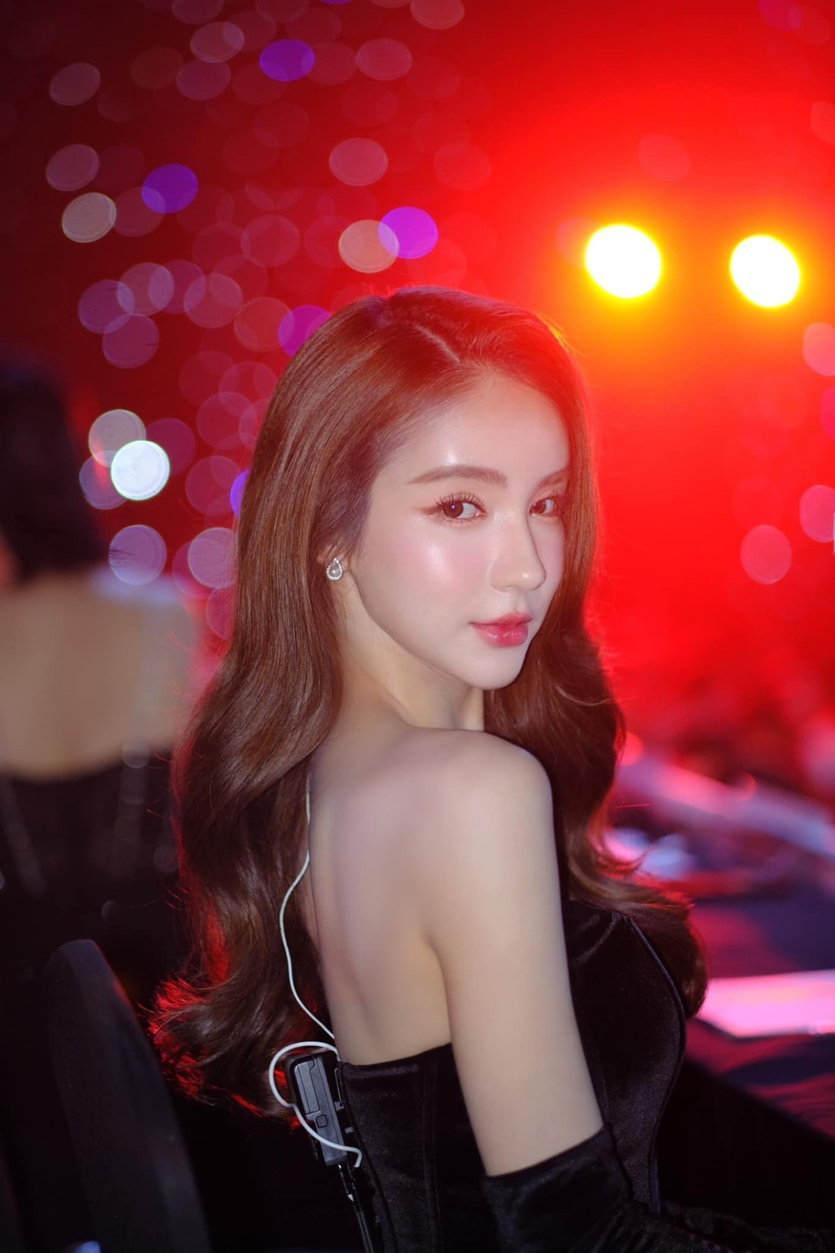 Với lợi thế chiều cao, thân hình nóng bỏng, đôi mắt to tròn, khuôn mặt Vline ấn tượng, Yoshi Rinrada được mệnh danh là "thiên thần chuyển giới".