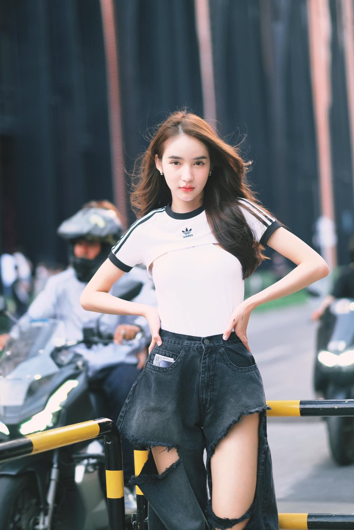 Cô nàng còn được mệnh danh là hot girl chuyển giới xinh hơn cả Nong Poy.