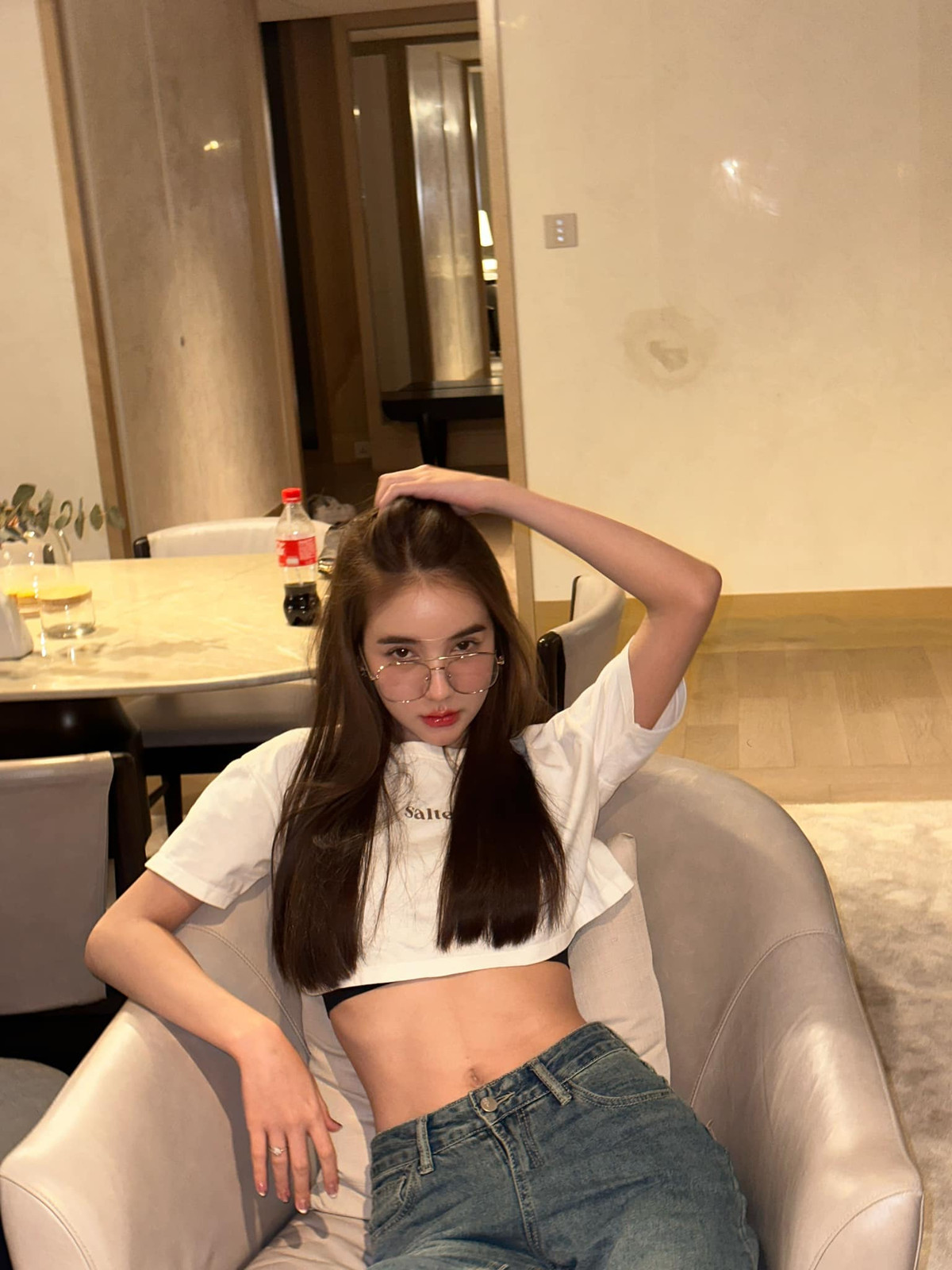 Yoshi Thurapan được phát hiện sau khi giành giải trong một cuộc thi sắc đẹp chuyển giới, lúc cô còn là sinh viên.