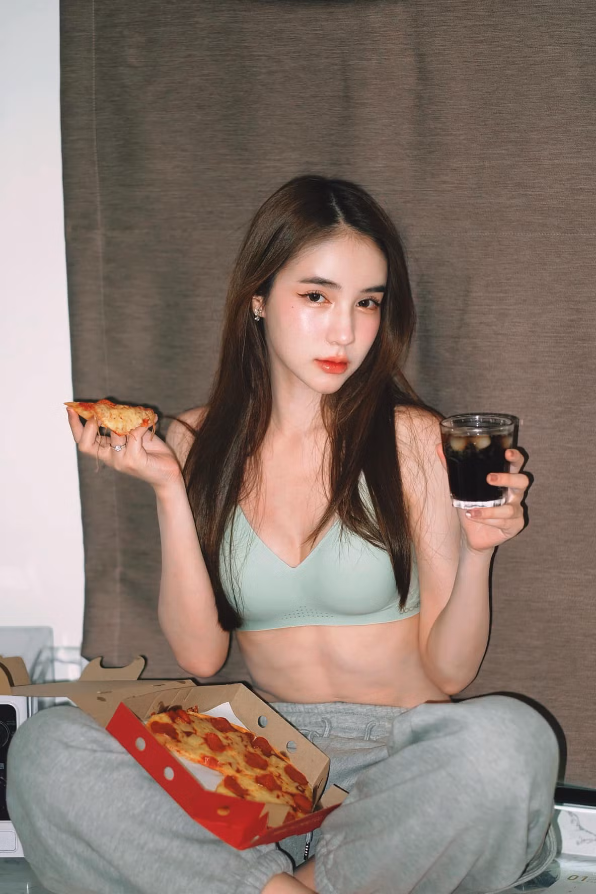 Yoshi có rất nhiều người hâm mộ không chỉ ở Thái Lan mà còn ở khắp châu Á nhờ vẻ đẹp dịu dàng, ngọt ngào như thiên thần.