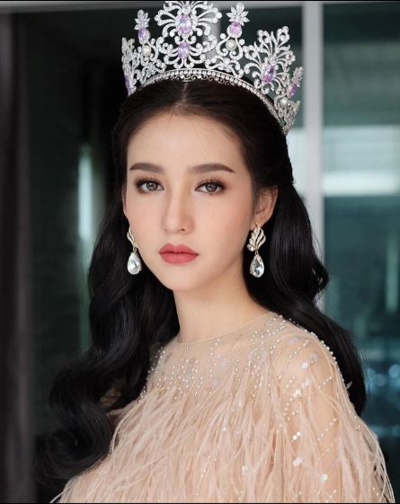 Yoshi Rinrada là cái tên khá hot trong số những hot girl chuyển giới tại xứ sở chùa Vàng. Cô đăng quang ngôi vị Hoa hậu chuyển giới Thái Lan năm 2017.