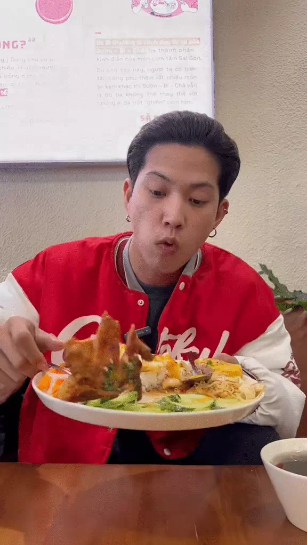 Gần đây nhất nam TikToker lặn lội lên Đà Lạt để review quán cơm Sà Bì Chưởng của bộ ba Độ Mixi - Xemesis - Pew Pew.