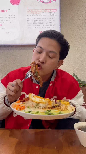 Tuy nhiên màn review đồ ăn của Nờ Ô Nô lần này lại hoàn toàn khác, không còn kiểu hống hách, gây tranh cãi như trước kia anh nói và hành động khá lịch sự, nhã nhặn.