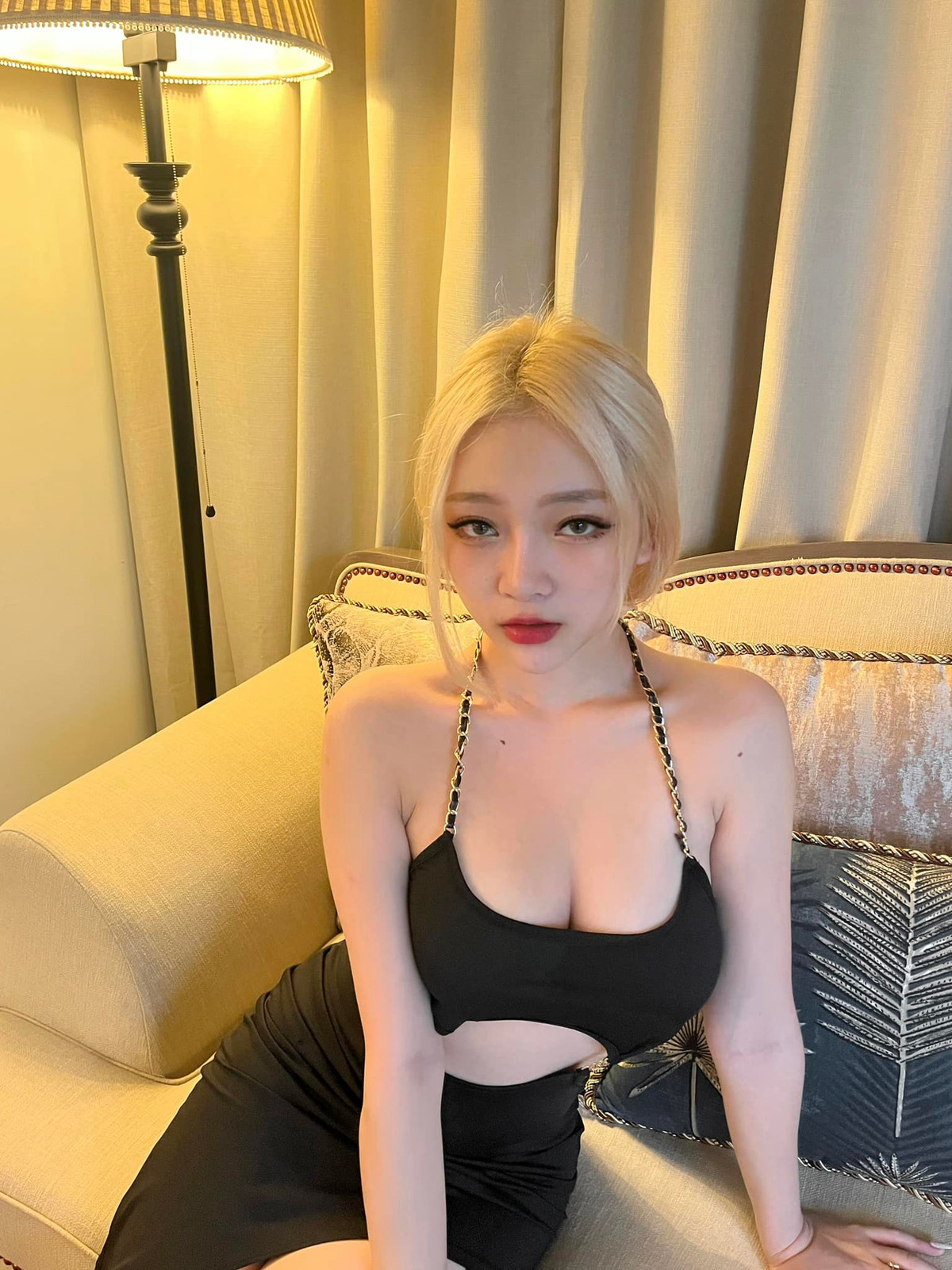 Gương mặt cô trông như "búp bê" với đôi mắt to tròn chuẩn phong cách Hàn Quốc. Ảnh: FBNV