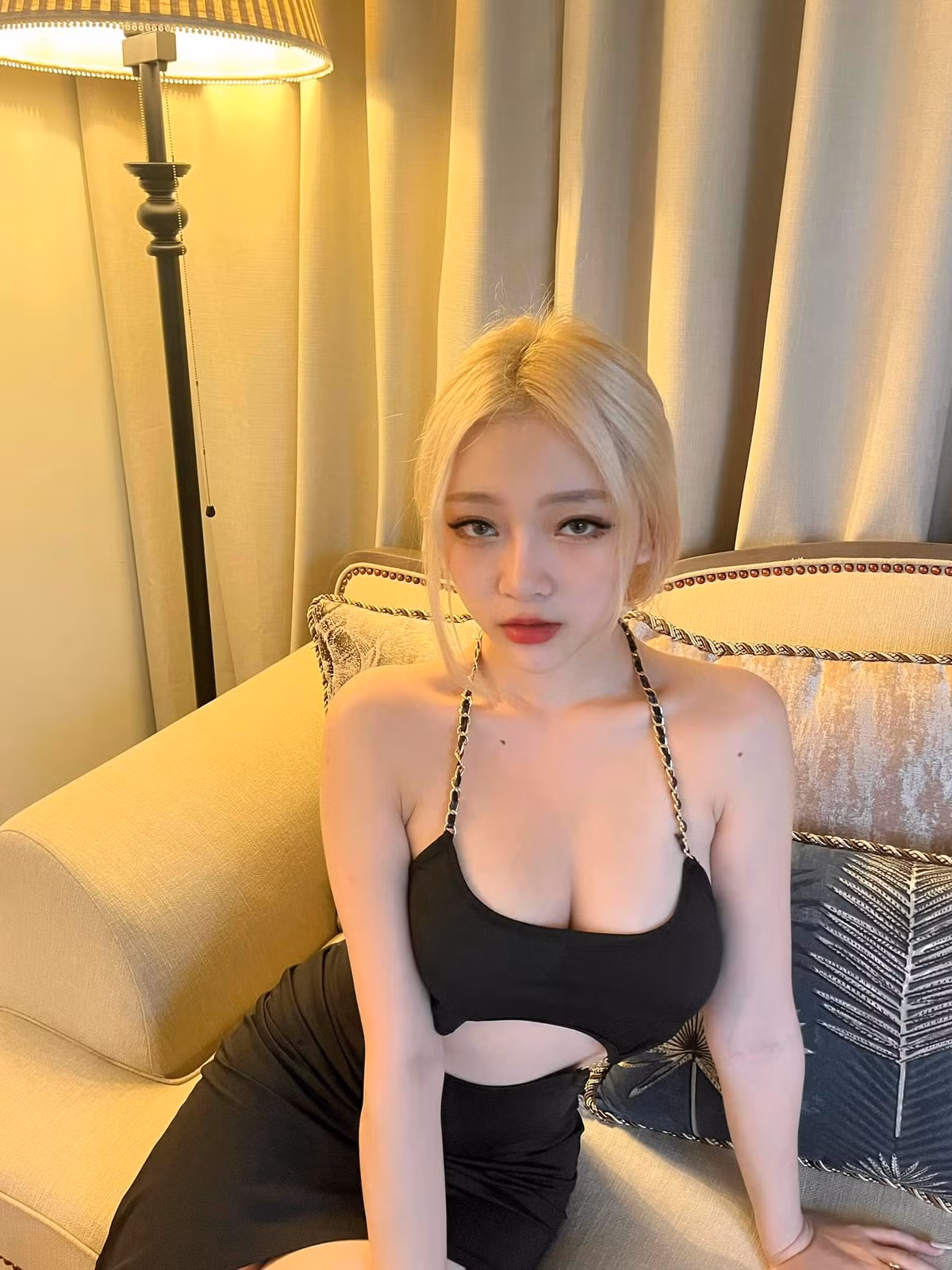 Gương mặt cô trông như "búp bê" với đôi mắt to tròn chuẩn phong cách Hàn Quốc. Ảnh: FBNV