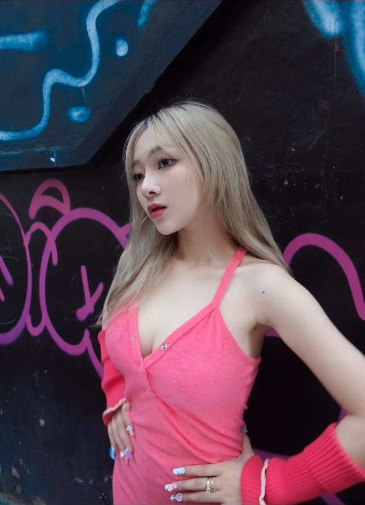 Thời cấp 3, cô từng thành lập CLB nhảy của trường, tham gia diễn trong các chương trình văn nghệ cùng các bạn.