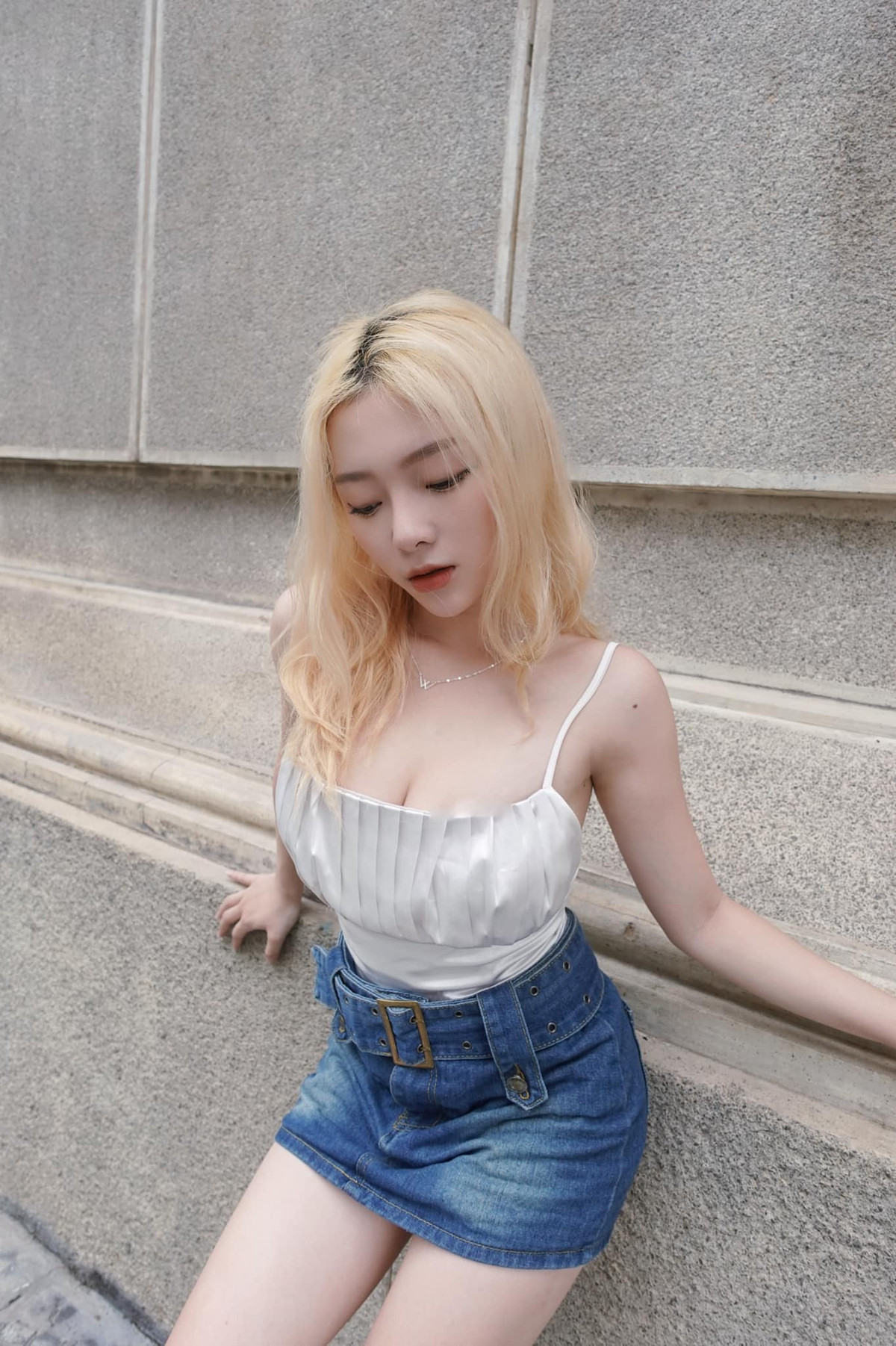 Không thể phủ nhận, lợi thế ngoại hình giúp Linh Chi có cơ hội nhận được lời mời chụp hình, đóng MV.