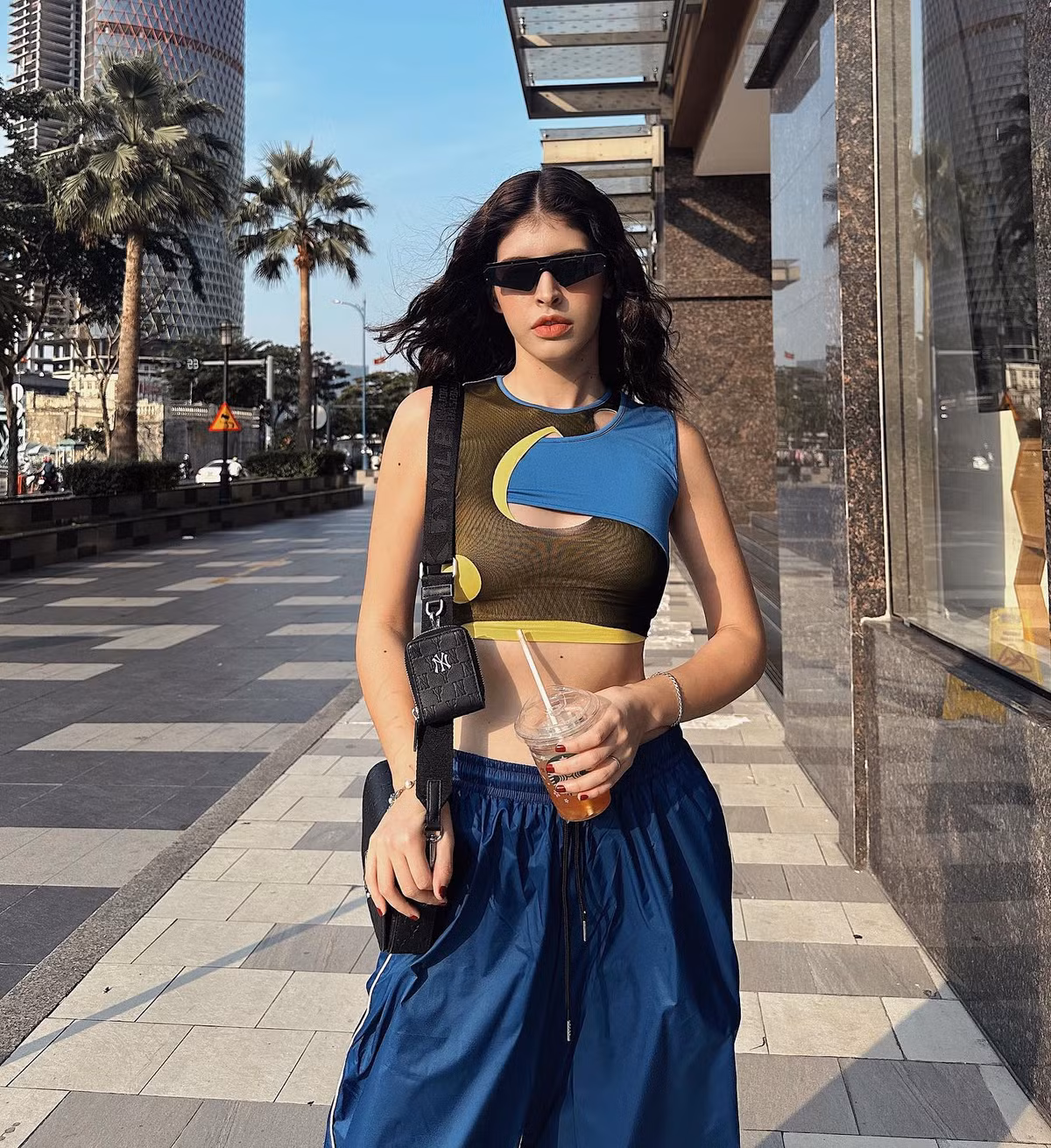 Vừa bước vô siêu thị Andrea đã xinh đẹp ngất ngây. Bởi thế, cư dân mạng không thể không xuýt xoa khen ngợi cho nhan sắc này.