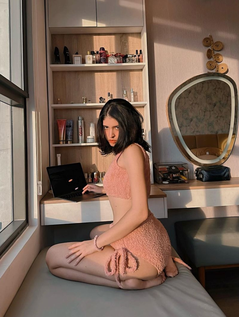 Nhiều bạn trẻ ở quanh đó cũng tiến đến và xin chụp ảnh cùng với nàng "công chúa" An Tây.