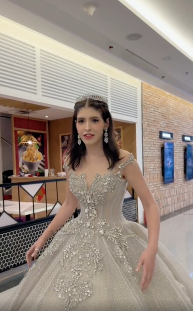 Đoạn clip đu trend mặc váy công chúa đi siêu thị của An Tây nhanh chóng thu hút nhiều sự chú ý của cư cư dân mạng.