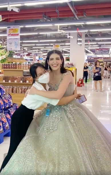 Cô nàng mặc một chiếc màu trắng được cho là có giá 250 triệu, đầu đội vương miện. Người mẫu tự tin sải bước trong siêu thị như đang đi catwalk.