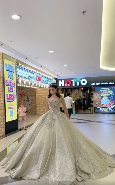 Mới đây hot girl An Tây, tên thật là Andrea Aybar vừa chia sẻ trên trang cá nhân của mình hình ảnh cô nàng mặc váy công chúa đi siêu thị.