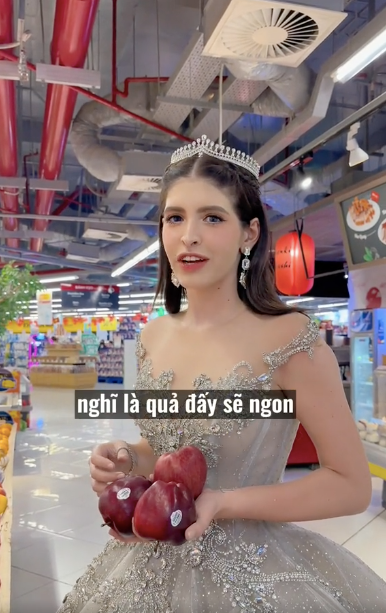 Hoá thân thành nàng công chúa, hot girl An Tây khiến cư dân mạng mê đắm bởi vẻ xinh đẹp như xé truyện bước ra, ai đi ngàng qua cũng phải ngỡ ngàng.