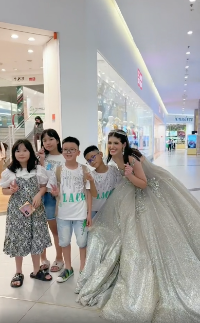 Mọi nơi cô đi ngang qua đều thu hút sự chú ý của mọi người, ai cũng ngoái nhìn, vẫy tay chào và thậm chí lia camera về phía người đẹp.