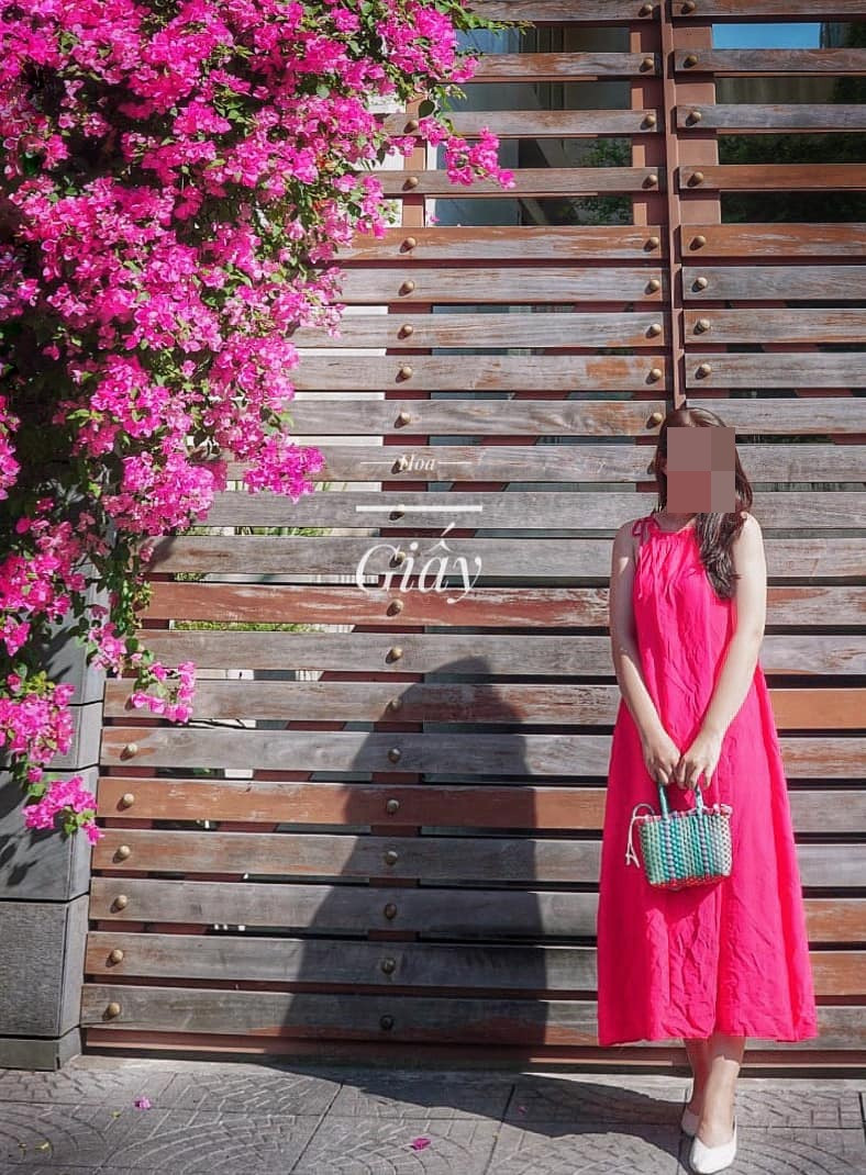 Nhờ vẻ thơ mộng của mình, con đường hoa giấy Đặng Tất nhanh chóng trở thành điểm tụ tập cho những bạn trẻ yêu thích chụp hình, "sống ảo". Tuy nhiên cũng vì điều đó mà vô tình gây nên không ít phiền hà cho chủ nhà. Ảnh: Văn Huệ Mẫn