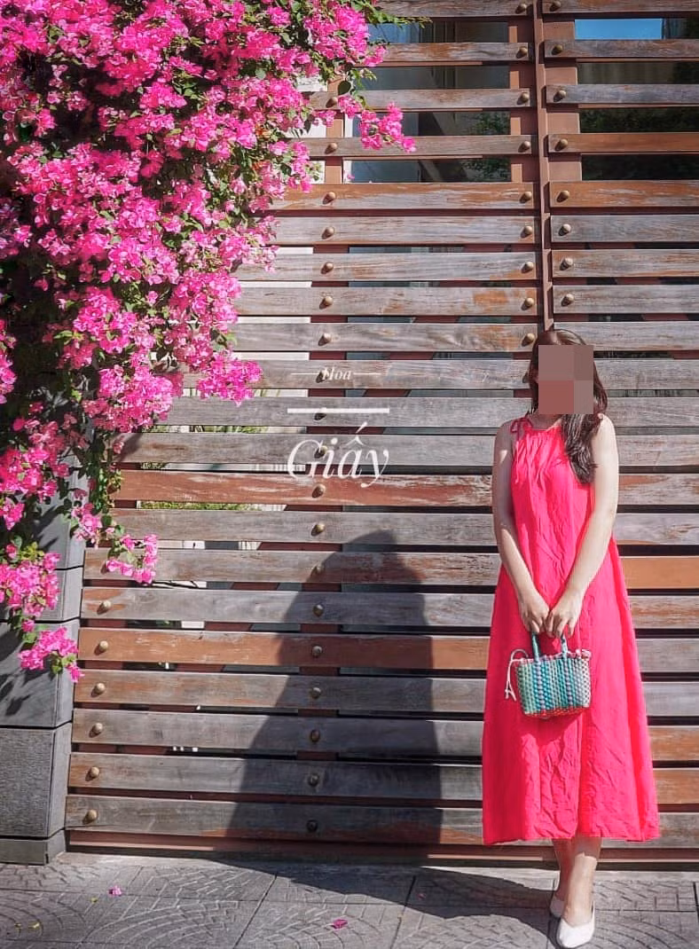 Nhờ vẻ thơ mộng của mình, con đường hoa giấy Đặng Tất nhanh chóng trở thành điểm tụ tập cho những bạn trẻ yêu thích chụp hình, "sống ảo". Tuy nhiên cũng vì điều đó mà vô tình gây nên không ít phiền hà cho chủ nhà. Ảnh: Văn Huệ Mẫn