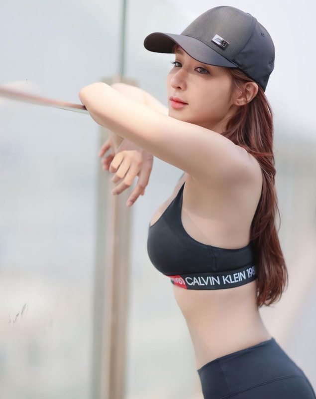 Cô gái lai có dáng người khá mảnh dẻ nhưng khuôn ngực lại vô cùng hút mắt.