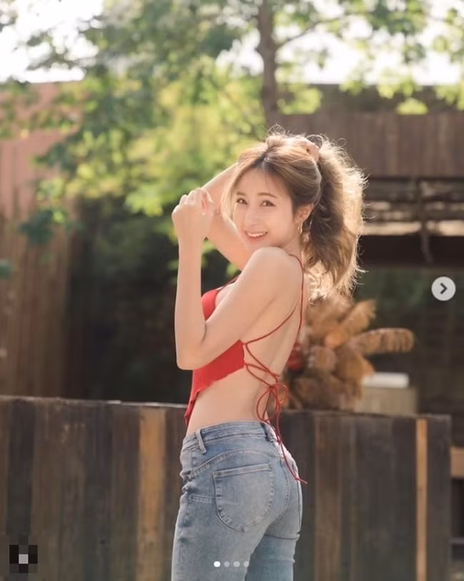 Cô sở hữu nét đẹp thanh tú, dịu dàng và đặc biệt là vóc dáng gợi cảm đầy cuốn hút.