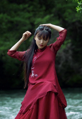 Nhờ sự chất phác, giản dị mà kênh Youtube của "tiên nữ đồng quê" này hút về hàng triệu lượt xem, cái tên Lý Tử Thất không chỉ nổi tiếng tại quê nhà Trung Quốc mà còn có rất nhiều người hâm mộ quốc tế.