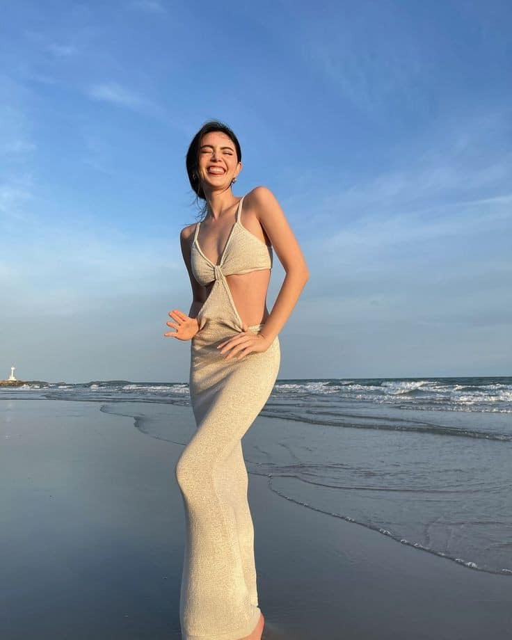 Bởi chất liệu giãn cùng với tông màu nude nên khi Mai Davika diện lên đã tạo thành kiểu áo xuyên thấu.