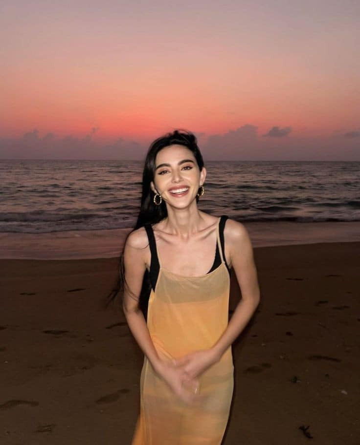 Sau khi mặc thử, Mai Davika còn không ngại chụp luôn vài tấm hình với chiếc áo này.