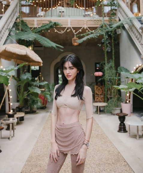 Kết quả là chiếc áo thun nom tí hon này thực ra lại có độ co giãn đáng nể. Khi lên người thì cũng ra phom dáng croptop.