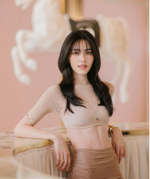 Dù chiếc áo có kích cỡ siêu nhỏ nhưng Mai Davika vẫn quyết tâm mặc thử cho mọi người cùng đánh giá.