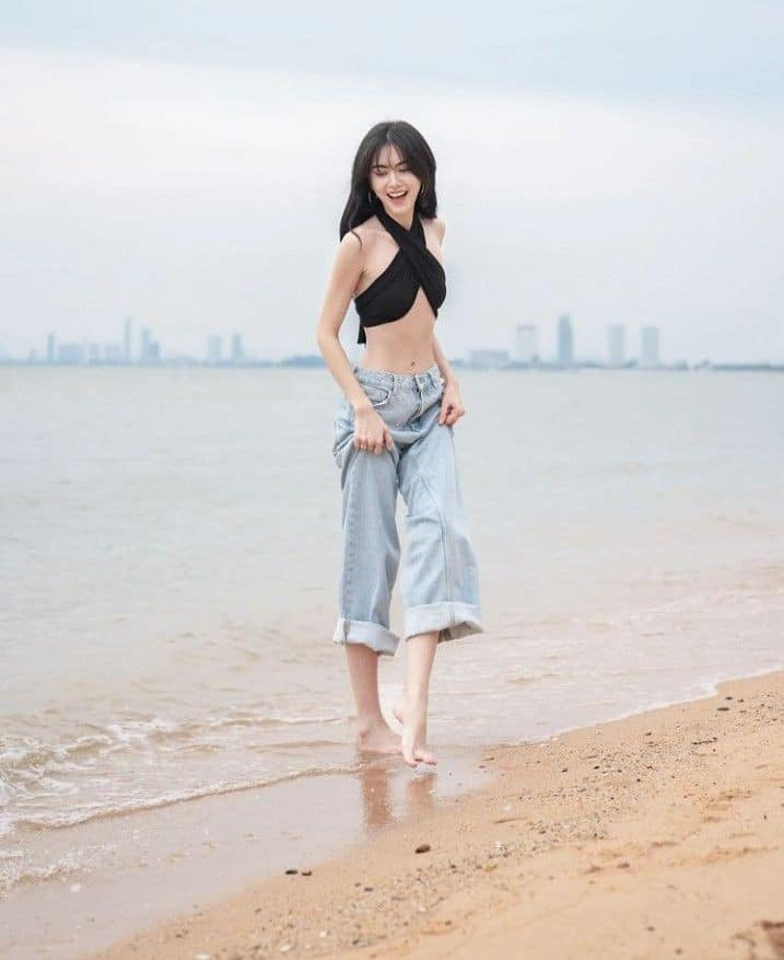 Cô còn phối cùng một chiếc quần mang tông nâu đậm vô cùng ăn ý, tạo lên diện mạo sành điệu và không kém phần ấn tượng. Ảnh: IGNV