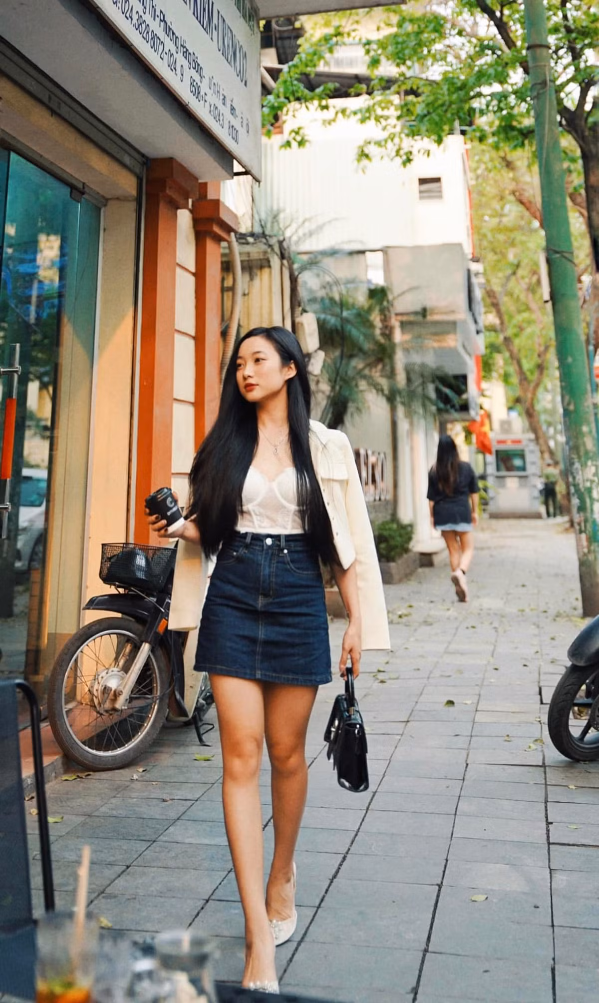 Trước đó, Tiêu Hạ từng nhận tấm bằng loại giỏi với điểm tốt nghiệp là 3.3/4 chuyên ngành Sư phạm Toán tại trường Đại học Thủ đô Hà Nội.