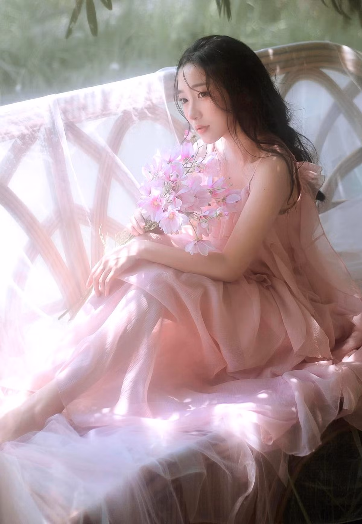 Chảng những xinh đẹp, giỏi giang, Tiêu Hạ còn gây ấn tượng với gu mặc nữ tính ở ngoài đời.