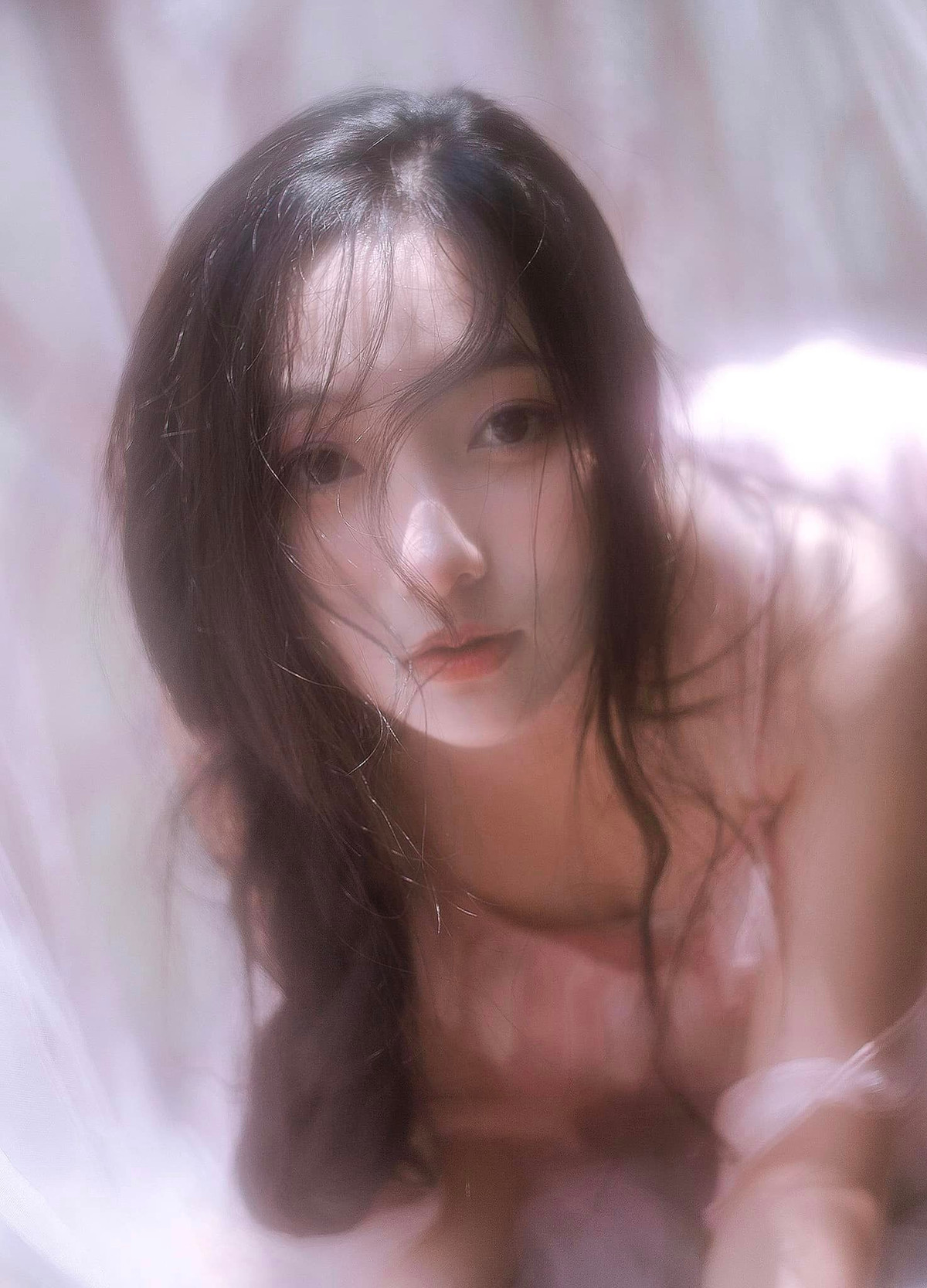 Trong một số bộ ảnh nghệ thuật, cô giáo hot girl thường diện váy áo buông lơi hững hờ, khoe khéo "điểm vàng" vóc dáng.