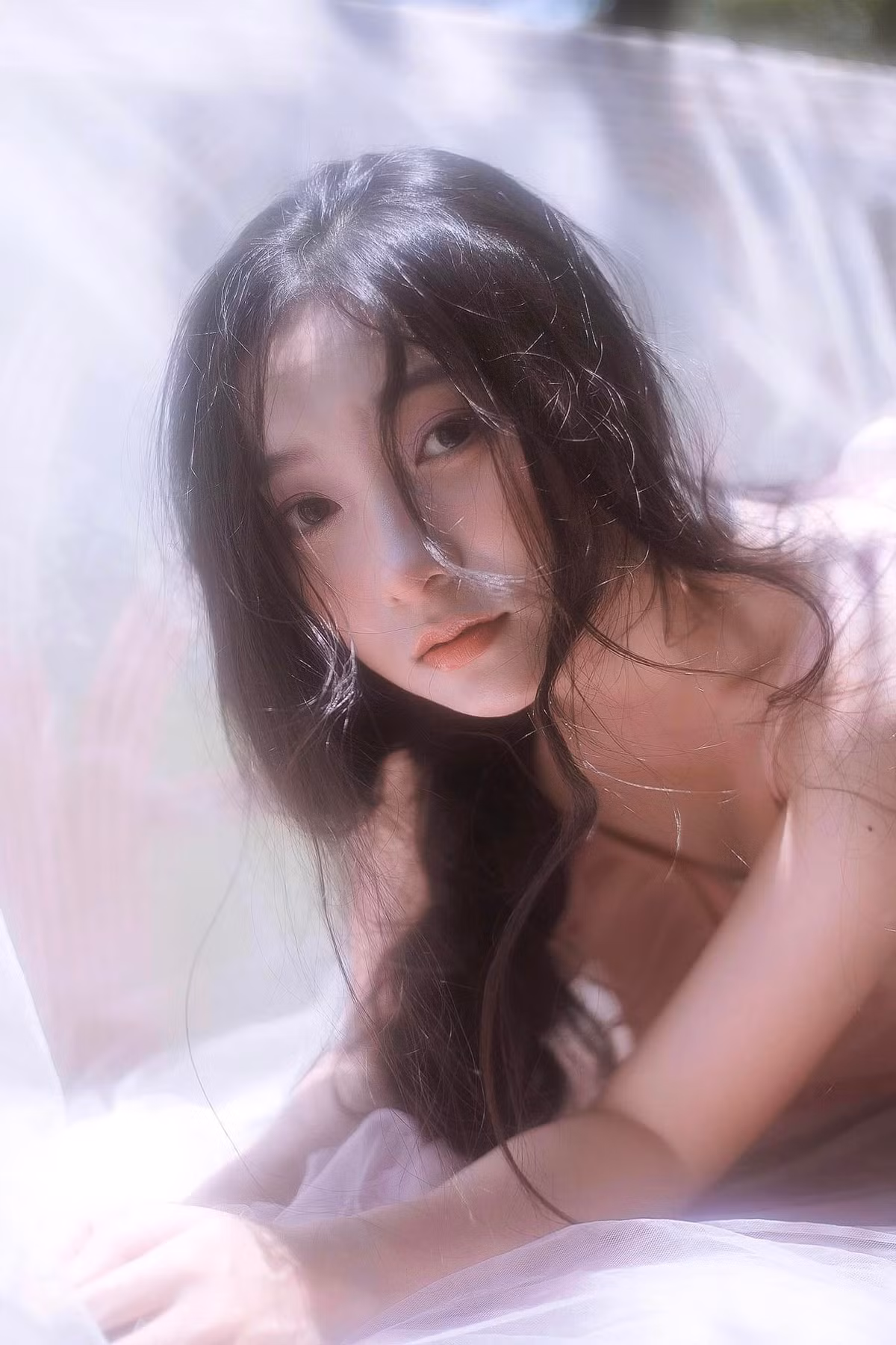 Dân mạng gọi cô với biệt danh "nàng thơ Hà Nội", "nữ thần thanh xuân" nhờ những bộ ảnh nàng thơ mang vẻ đẹp trong trẻo.