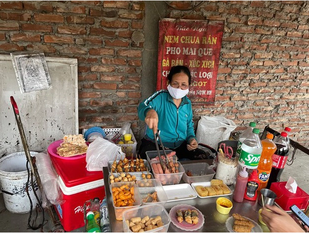 Giữa năm 2022, vợ chồng cô nghỉ bán hàng 5 tháng, sang châu Âu thăm các con và tiện đi du lịch 5 nước: Đức, Bỉ, Hà Lan, Pháp, Luxembourg.