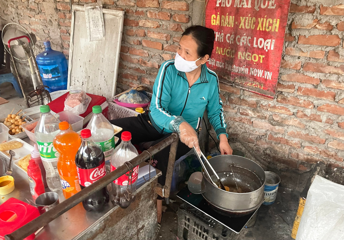 Theo tìm hiểu câu chuyện này có thật 100% với nhân vật chính là cô Nguyễn Thị Nga (67 tuổi) - chủ quán ăn vặt vỉa hè chuyên bán nem chua rán, phô mai que, gà rán, xúc xích...