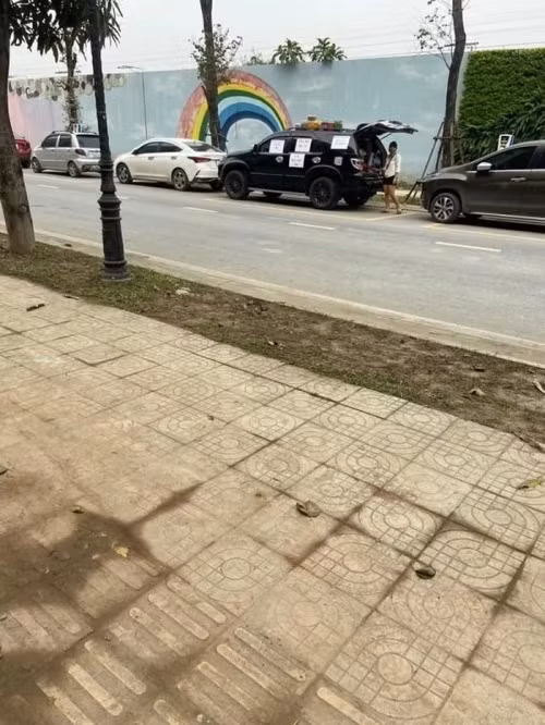 Thậm chí người uống trà đá của chị không cần phải có tiền mặt trong người mà có thể thanh toán hoàn toàn bằng cách chuyển tiền qua điện thoại.